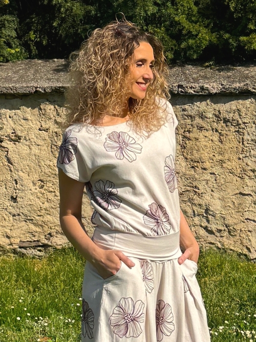 Volný top s pasem smetana s vínovým květem