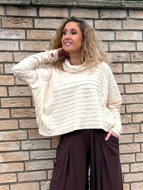 Široký rolák krátký smetanový s vlnkou