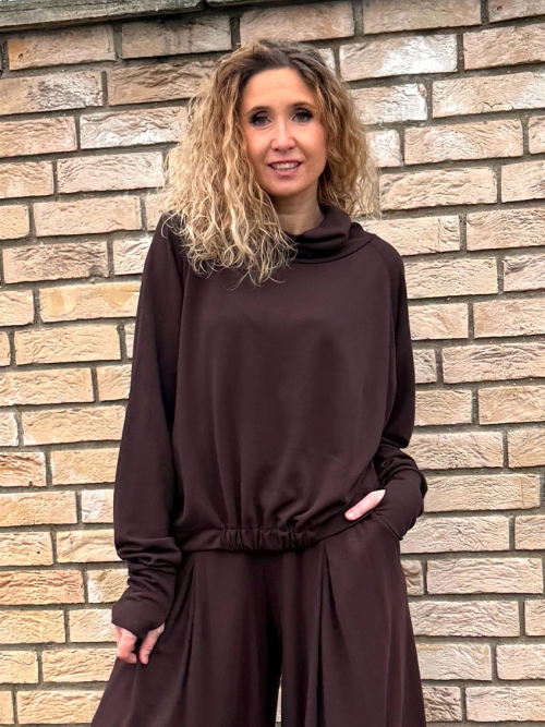 Volný rolák s gumou hnědý