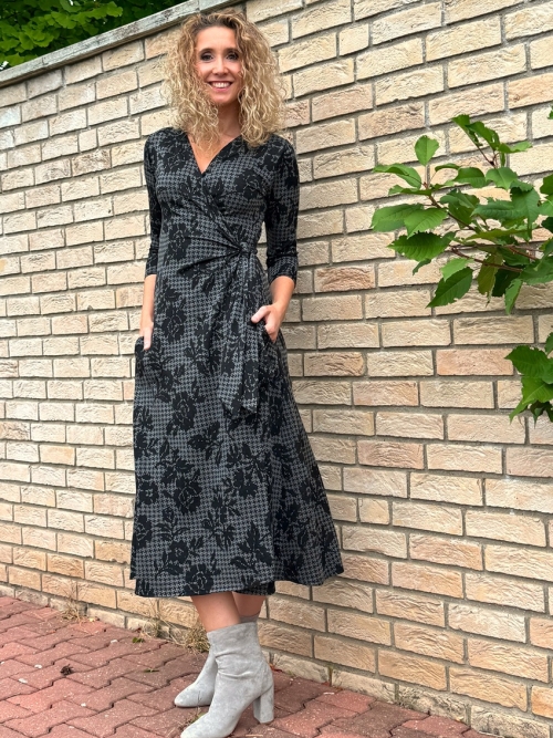 Zvonové zavinovací šaty dlouhé šedočerné