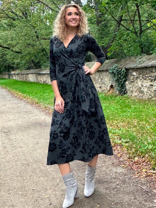 Zvonové zavinovací šaty dlouhé šedočerné