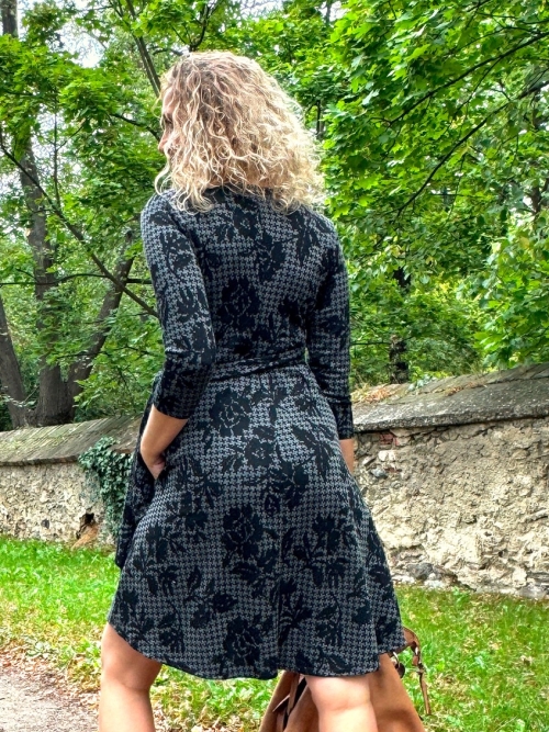 Zavinovací šaty krátké šedočerné