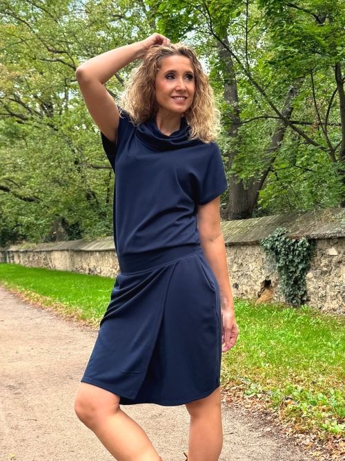 Tmavě modré šaty krátké s rozparkem