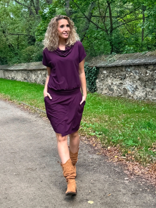 Fialové šaty krátké s rozparkem