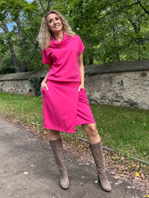 Cyklámen šaty krátké s rozparkem