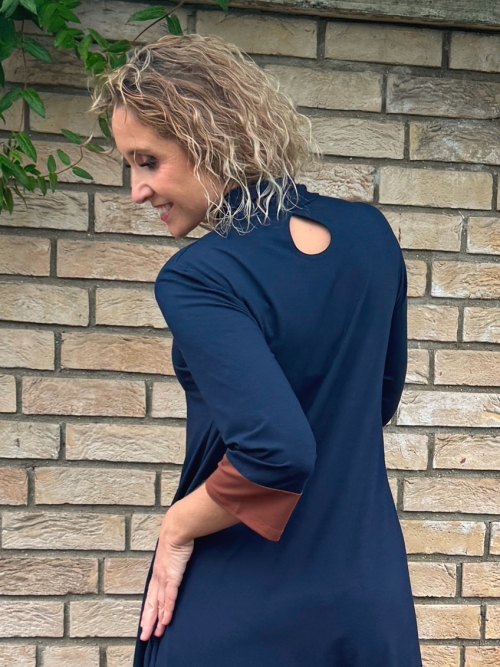 Zvonové šaty modro skořicové dlouhé