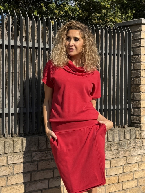 Šaty se zavinovací sukní krátké tmavě červené